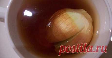 Моя подруга разрезала лук накрест и положила его в чай… Узнав причину, я делаю так же постоянно!
Продолжение доступно всем! 
Подпишитесь и читайте  Клуб красоты