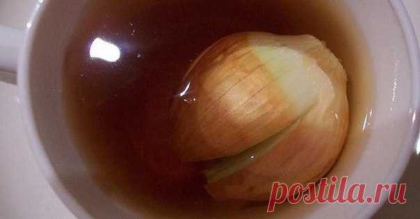 Моя подруга разрезала лук накрест и положила его в чай… Узнав причину, я делаю так же постоянно!
Продолжение доступно всем! 
Подпишитесь и читайте  Клуб красоты