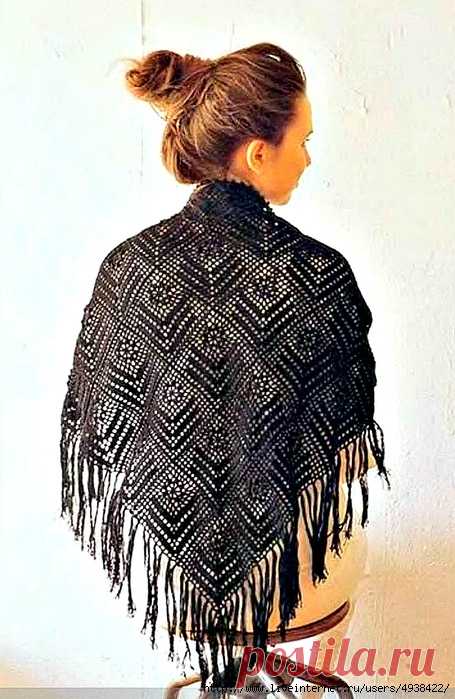 Шаль из квадратных мотивов с асимметричным рисунком.