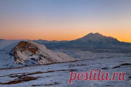 Эльбрус на закате. Снимал Олег Беляков: nat-geo.ru/community/user/230029