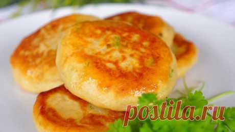 Вкусные картофельные пирожки. Мука, яйцо и картошка.
Сегодня будем готовить картофельные пирожки. Это, наверное, самое любимое лакомство для детей – они их едят весь день. Такие пирожки отлично подойдут для перекуса в дорогу или на природу. 

Ингредиенты:
 Картофель 8-10 шт
 Соль 1,5 чайные ложки 
 Зелень для бульона по желанию 
 Бульон из картошки получившийся 250 мл
 Яйцо 1 шт
 Перец по вкусу 
 Дрожжи 10 гр
 Мука 600 - 700 гр 
 Зеленый лук по вкусу
 Растительное масло 3...