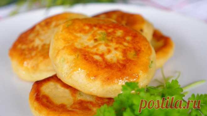 Вкусные картофельные пирожки. Мука, яйцо и картошка.
Сегодня будем готовить картофельные пирожки. Это, наверное, самое любимое лакомство для детей – они их едят весь день. Такие пирожки отлично подойдут для перекуса в дорогу или на природу. 

Ингредиенты:
 Картофель 8-10 шт
 Соль 1,5 чайные ложки 
 Зелень для бульона по желанию 
 Бульон из картошки получившийся 250 мл
 Яйцо 1 шт
 Перец по вкусу 
 Дрожжи 10 гр
 Мука 600 - 700 гр 
 Зеленый лук по вкусу
 Растительное масло 3...