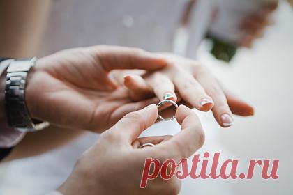 Невеста бросила жениха накануне свадьбы и за несколько часов нашла другого. В индийском городе Панрути, штат Мадрас, невеста бросила жениха за день до свадьбы и вышла замуж за родственника. За день до праздника родственники решили провести торжественный прием, на который пригласили диджея. Во время танцев жених разозлился на невесту, дал ей пощечину и лишился будущей жены.