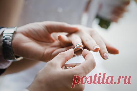 Невеста бросила жениха накануне свадьбы и за несколько часов нашла другого. В индийском городе Панрути, штат Мадрас, невеста бросила жениха за день до свадьбы и вышла замуж за родственника. За день до праздника родственники решили провести торжественный прием, на который пригласили диджея. Во время танцев жених разозлился на невесту, дал ей пощечину и лишился будущей жены.