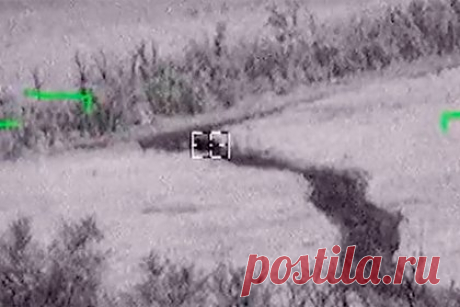 Минобороны показало видео работы «Аллигатора» в зоне СВО. Минобороны показало видео работы российского разведывательно-ударного вертолета Ка-52 «Аллигатор» в зоне специальной военной операции. Экипаж вертолета выявил боевую машину пехоты (БМП) противника и нанес удар направляемой ракетой. Цель была уничтожена прямым попаданием.