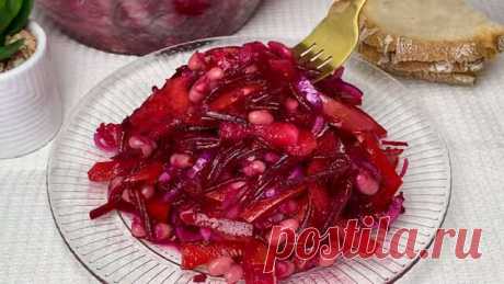 Салат из свеклы, фасоли, помидоров и перца простой рецепт пошаговый Как вкусно сделать Салат из свеклы, фасоли, помидоров и перца простой рецепт дома. Помидор крупный-1 шт Лук красный-1 шт Чеснок-1 зубчик Свекла-1 шт Фасоль консервированная-1 банка Перец сладкий-1 шт Уксус яблочный натуральный 5% ( или лимонный сок)-2 ст.л. Соль по вкусу Растительное масло-2 ст.л.