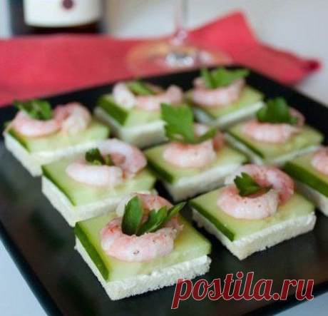 Канапе из креветок и огурца на тостах
