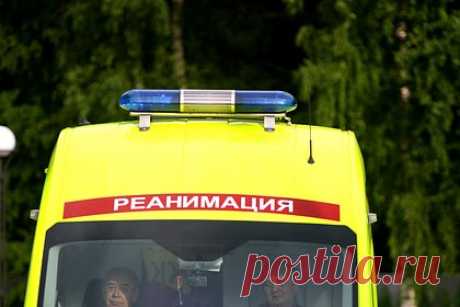 Пострадавшего при ЧП на Крымском мосту ребенка доставили в реанимацию. Ребенка из Белгородской области, который пострадал в результате ЧП на Крымском мосту, доставили в реанимацию. Об этом сообщили в приемном отделении Темрюкской центральной больницы. «Да, в реанимационном отделении», — сообщили в медицинском учреждении. Там не привели других подробностей о состоянии несовершеннолетней.