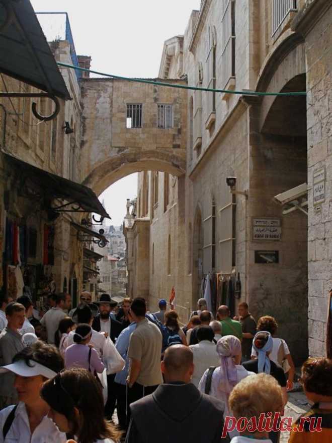 Виа Долороса в Иерусалиме (Via Dolorosa), «Дорога скорби» – путь, по которому Иисус Христос прошел от места приговора к казни до Голгофы. На протяжении пути происходили различные события, которые останавливали печальное шествие. На сегодняшний день канонизировано 14 остановок или станций, каждая из которых отмечена часовнями или церквями. Виа Долороса – священное место для израильтян и паломников со всего мира.