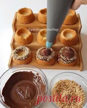 Hayırlı geceler ☺ Efsane bir tarifim var Kıyır kıyır hamuru kenarları çikolata ve fındığa bulanmış içinde çok karışımlı hazırladığım nefis bir çikolatalı krema Görüntüsüyle de tadıyla da çok güzel oldu Bu donut kek kalıbı çok kullanışlı şuana kadar bayağı tarif hazırladım sanırım yenileriyle de...