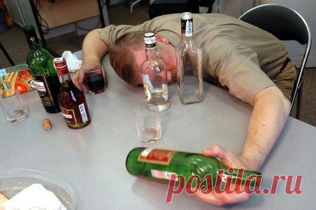 «Что-то тостов давно не слышно». Экс-игрок «Динамо» до смерти перепил друга. Бывший игрок «Динамо» и «Анжи» Михаил Жаринов вместе со своим товарищем ушел в недельный запой и лишь спустя время заметил, что скончался.