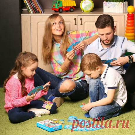 ИГРЫ для ВСЕЙ СЕМЬИ 

12 отличных идей для совместных игр родителей и детей, объединяющих семью. 

1. Солнце. Нарисовать на бумаге большой желтый круг. Затем поочередно (один штрих делает ребенок, следующий — мама или папа и т.д.) пририсовать к солнцу как можно больше лучей (от 3 лет). 

2. Змея. Нарисовать большую змею. Теперь нужно разрисовать змеиную кожу, поочередно нанося разноцветными фломастерами узор из звездочек, точек, волнистых и зигзагообразных линий и т.д. (от...