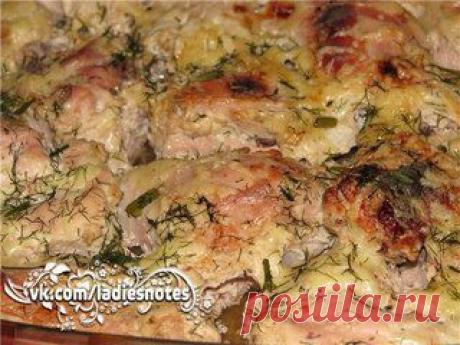 Продуктов минимум, а вкус - ну просто изумительный!

Ингредиенты:
- 1 курица
- 0,5-0,75 л кефира
- соль, приправы для курицы

Курицу промыть, разрубить на порционные куски. 

Затем посыпать солью и щедро приправкой для курицы.

Кусочки курицы переложить в емкость для маринования и залить кефиром, чтобы он полностью покрыл курочку. Оставить мариноваться минимум на 2 часа.

Переместить курочку в огнеупорную форму вместе с маринадом и запечь при 180*С около часа до румяной корочки.