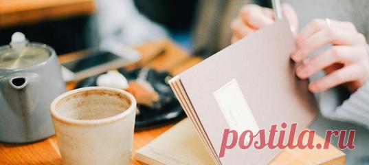 Представьте, что вы студент. Завтра экзамен, и вам надо всё повторить. Можно еще раз просмотреть книги и зубрить, сколько успеете. Можно проверить себя: не заглядывая в книгу, попытаться вспомнить, о чем в ней говорится. И, наконец, создать карту понятий, включив в нее основные термины и их взаимосвязи. Времени хватит только на один способ. Какой предпочтете? Исследователи проверили эффективность этих методов с помощью группы студентов. Оказалось: самопроверка — попытка восстановить…