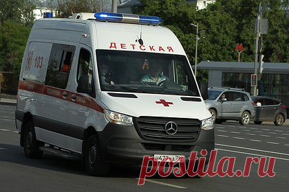 Под Москвой шестилетний мальчик попал в больницу после посещения ТЦ. В подмосковном Клину шестилетний мальчик попал в больницу после посещения торгового центра. Дошкольник пришел в ТЦ с отцом и младшим братом. По залам ребенок передвигался на беговеле — маленьком детском велосипеде без педалей. В какой-то момент мальчик скатился вниз по траволатору и ударился о стеклянную дверь.