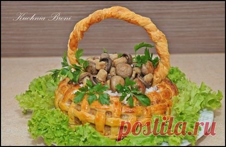 Корзина из слоеного теста с мясом, рисом и грибами