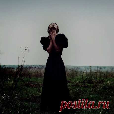 Ты понимаешь, какая штука..
А мы не вместе, а мы не рядом
Хотелось… – может
Но мы не нужны, 
Не отогреем друг друга взглядом
Не будут губы и руки тоже,
Искать в потемках свое родное..
И не найдут ничего иного
И все по кругу опять и снова..
Ты далеко и едва мне снишься
Но я скучаю, мне одиноко…
А был бы рядом - сказала просто:
Давай с тобою мы выпьем кофе…
А может чаю? Да все пустое…
То, что разбито, уже не склеить…
Но человек, лишь на то способен,
От безысходности – Только...