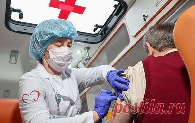 В Подмосковье более 4,6 млн человек прошли вакцинацию от гриппа. Перед вакцинацией врач проводит осмотр на предмет наличия или отсутствия противопоказаний