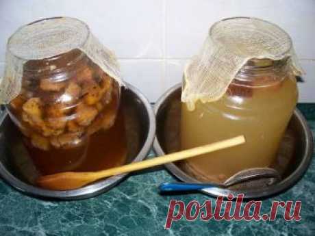 10 вкуснейших супер - рецептов домашнего кваса 

Рецепт кваса ржаного 
_____________________________________________________ 
На 3 литра воды: 
ржаные сухари – 1 кг, 
сахар – 200 г, 
дрожжи – 20 г, 
изюм – 50 г. 
Ржаные сухари залить кипятком, затем охладить. 
Процедить, добавить сахар и хорошенько размешать. 
Добавить дрожжей, поставить в теплое место и дать бродить 12 часов. Потом перелить в бутылки, добавить изюм и поставить их в холодное место. 
Через два дня квас гото...