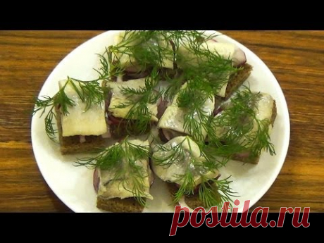 Закуска из сельди с маринованным луком.