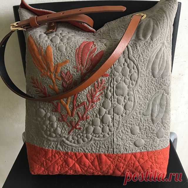Всем приятных выходных! Результаты МК по набойке штампами в сочетании со стёжкой мне понравились . Представляю новую сумочку из джинса и американского хлопка. Размер 30-31-8 см . Сумка на ремешке через плечо и закрывается сама. Подкладка простегана, три внутренних кармана. Есть на молнии и двойной. Понравилось работать со штампами, так что будет ещё много разных вариантов #birdhouse_print #deepinsidenature #bags #сумкиручнойработы #авторскийдизайн #авторскиесумки #стежка #...