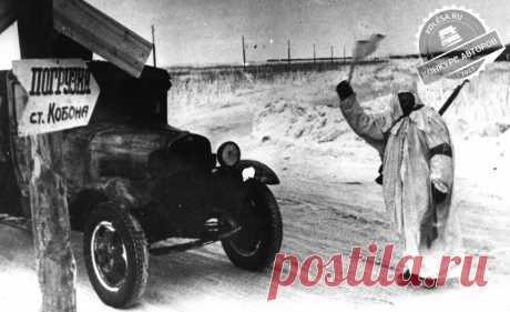 Работа ГАИ в годы войны: спасители людей и машин, жертвы немцев и своих - КОЛЕСА.ру – автомобильный журнал Образ регулировщицы довольно прочно ассоциируется у нас с Победой. Вот закончились бои, немцев дожимают в Берлине, а на улицы вышли юные девушки с флажками, которые «разруливают» дорожное движение. А ведь они работали и во время войны! И служба у тогдашних «гаишников» была ничуть не проще, чем у солдат на передовой.
