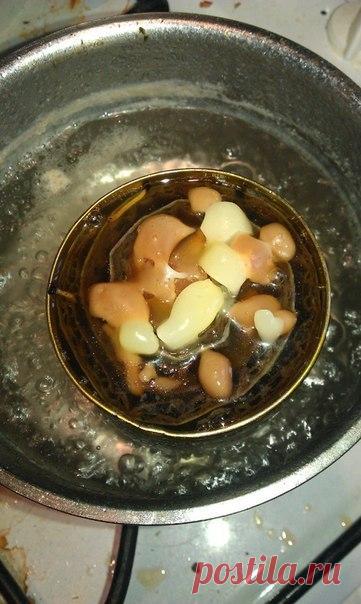 ДОЛГО ГОРЯЩАЯ СВЕЧА СВОИМИ РУКАМИ 

Для этого нужно 30 минут времени, картон, банка от консервов, старые не догоревшие свечи или новые свечи (кто на что богат).
 
Отрезаем полоску картона чуть ниже высоты банки. Я сделал 2 полоски при…