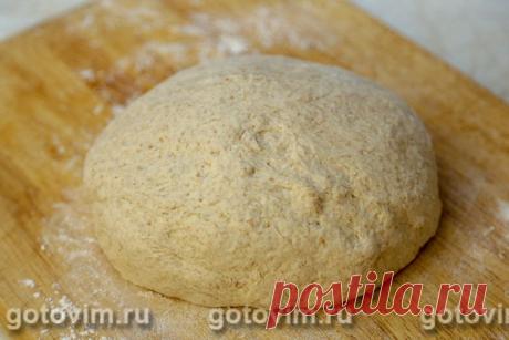 Тесто для пиццы из цельнозерновой муки. Рецепт с фото Для приготовления теста для пиццы на свежих дрожжах из пшеничной и цельнозерновой муки особых умений не требуется. Надо лишь смешать два сорта пшеничной муку, добавить дрожжи и руками перетереть их с мукой. После можно добавлять остальные ингредиенты, перечисленные в рецепте. Уже через час тесто заметно увеличится в объеме. Из перечисленных в рецепте продуктов получится тесто, достаточное на 3 пиццы диаметром 30 см.