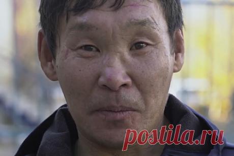 В Якутии оленевод потерялся и два месяца выживал в тайге. В Якутии оленевод в августе ушел доставить мясо в соседнее стадо и потерялся в тайге. 46-летний Егор Кривошапкин два месяца выживал в дикой природе. Россиянин делал капканы из проволоки, ловил рыбу и жарил белок на огне. Потерявшийся оленевод жил в палатке в лесу. Мужчину обнаружили другие оленеводы 23 октября.