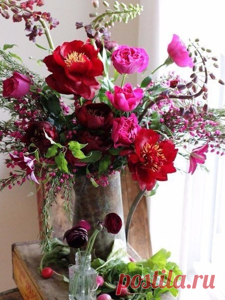 Поделись хорошим настроением, Ничего не требуя взамен. Пожелай удачи и везения, И немного ветра перемен. Всем-всем-всем — не делай исключения! - Пожелай веселья и добра, Улыбнись ты солнышку весеннему И всем людям с самого утра. Пусть немного радости прибавится В этом мире сложном, непростом. Поделись теплом, — а вдруг понравится? - Не откладывая на потом.)