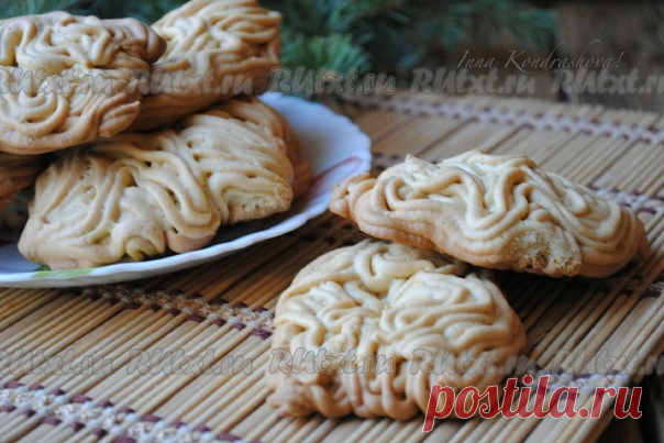 Песочное печенье с майонезом через мясорубку от Инны Кондрашовой

Вкус этого песочного печенья, замешанного на майонезе, я, как и многие, помню с детства. Мамы пропускали тесто через мясорубку и через некоторое время на противне появлялось печенье в виде метёлки или, как его ещё называли, - 