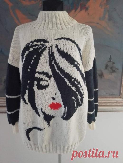 ​Чёрно-белая девушка с красными губами