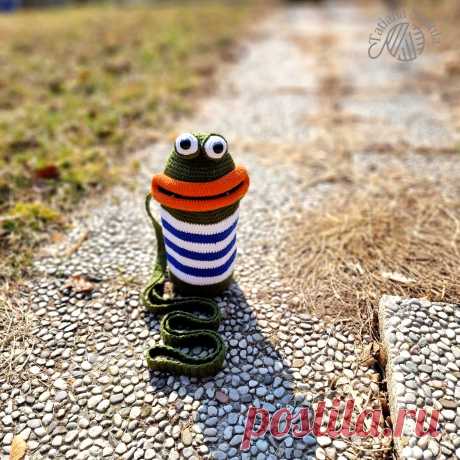PDF Сумочка Жабка крючком. FREE crochet pattern; Аmigurumi toy patterns. Амигуруми схемы и описания на русском. Вязаные игрушки и поделки своими руками #amimore - сумка для бутылочки воды в виде лягушонка, вязаная лягушка, сумочка в виде жабы.