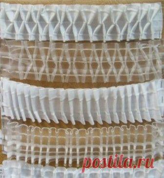 Основным средством для создания различных способов драпировки служит формовочная и декоративная тесьма для штор. Она представляет своеобразный каркас, формирующий тот или иной вид складок, для чего служат специальные нити, протянутые по всей её длине. В зависимости от дизайна оконного проёма и Ваших личных предпочтений, тесьма для штор может быть любой ширины, формы и с определенным коэффициентом складок.