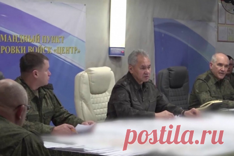 Шойгу посетил командный пункт группировки войск «Центр» в зоне СВО. Глава Минобороны заслушал доклады командующего группировкойи офицеров штаба.