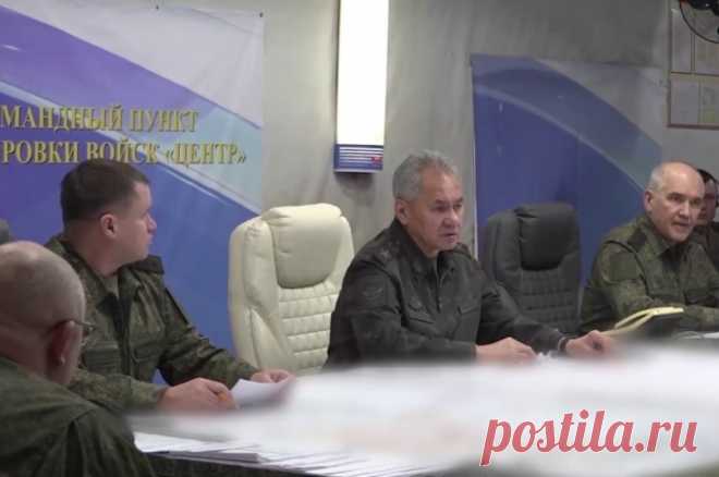 Шойгу посетил командный пункт группировки войск «Центр» в зоне СВО. Глава Минобороны заслушал доклады командующего группировкойи офицеров штаба.