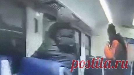 Россиянина избили и ограбили за то, что он заступился за кондуктора в электричке. Жителей Нижегородской области задержали за избиение человека и кражу. Об этом сообщает управление МВД по региону. Инцидент произошел в электропоезде. По версии правоохранителей, к супружеской паре подошел контролер и попросил предъявить ...