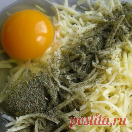 Она смешала натертый картофель с сыром и чесноком и отправила в духовку. Так просто, но безумно вкусно!