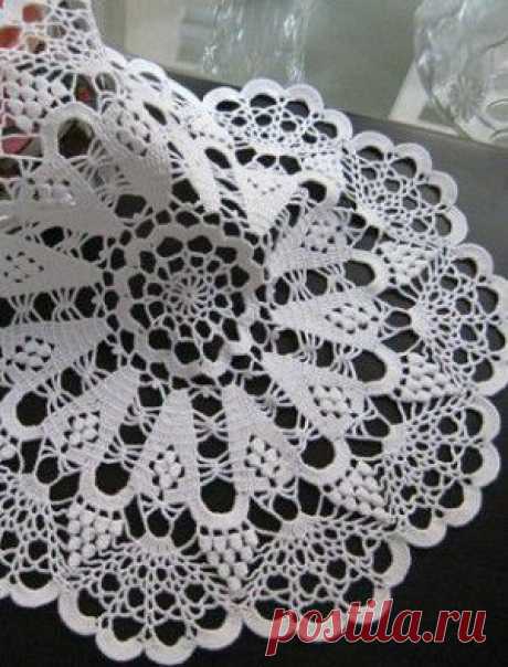 Белая кружевная салфетка