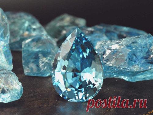Аквамарин: свойства камня и кому он подходит по Знаку Зодиака Аквамарин — один из самых красивых камней-талисманов в природе, являющийся разновидностью камня берилла. Он обладает особой расцветкой, похожей на голубое море.