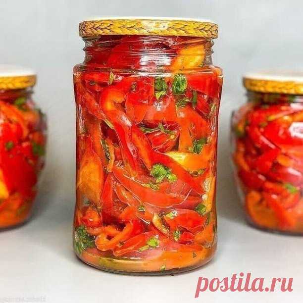 Болгарский перец по-Корейски на зиму 
Ингредиенты:
1. Сладкий болгарский перец - 1,5 кг.
2. Чеснок - 4 зубчика.
3. Свежая зелень - небольшой пучок.
4. Соль - 2 ч. ложки.
5. Сахар - 4 ст. ложки.
6. Приправа для моркови по-корейски - 3 ч. ложки.
7. Уксус 9% ( можно заменить на яблочный или винный уксус) - 100 мл.
8. Растительное масло - 100 мл.
9. Острый перец - 1/2 шт.
Выход: 2 банки объёмом 500 мл и 1 банка объёмом 700 мл.

Способ приготовления:

1. У сладкого перца отреза...