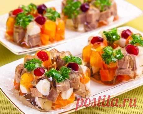 Порционное заливное мясо или язык

Ингредиенты
- 300 г говядины (вырезки) или говяжьего языка
- 20 г желатина
- 200 г моркови
- 100 г лука
- 2 куриных яйца, вареных вкрутую
- лавровый лист
- перец горошек
- соль
- зелень
- клюква для украшения

ПРИМЕЧАНИЕ.
Вместо говядины или говяжьего языка можно взять куриное филе или филе индейки, фазана.
По вкусу, можно добавить любые овощи, например, зеленый горошек.
Морковь можно нарезать не кубиками, а звездочками или иными фигуркам...