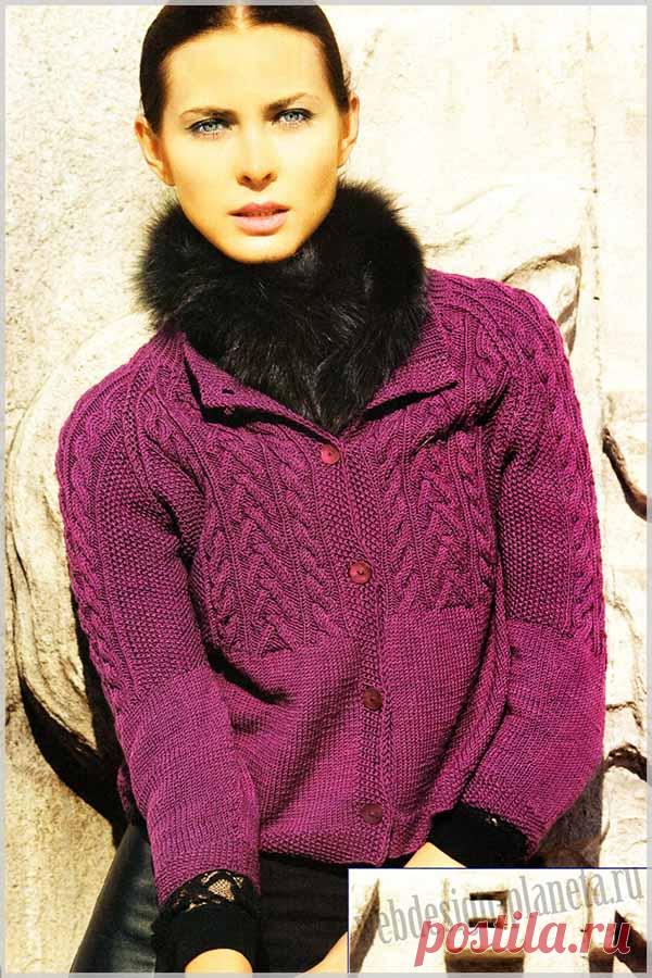 Фиолетовый короткий вязаный жакет с косами Сейчас в моде как короткие, так и длинные жакеты, главное красивый интересный узор.