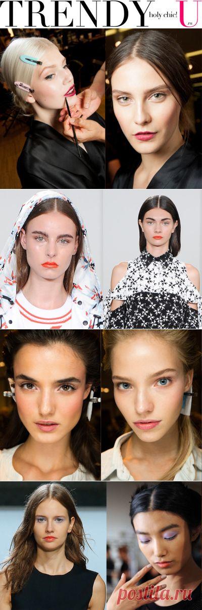 Модный макияж весна-лето 2015: 18 луков с подиума | Trendy-u.ru
Рассказывая о модных прическах весна-лето 2015, мы уже говорили, что в мире мода на все натуральное, включая прически и макияж. В нашем конкретном случае это означает, что больше всего моделей, над которыми работали стилисты перед показами коллекций модной одежды весенне-летнего сезона 2015, были с макияжем nude. При этом обязательно подчеркивались брови — чаще всего при помощи коричневого карандаша и губы — при помощи блеска.