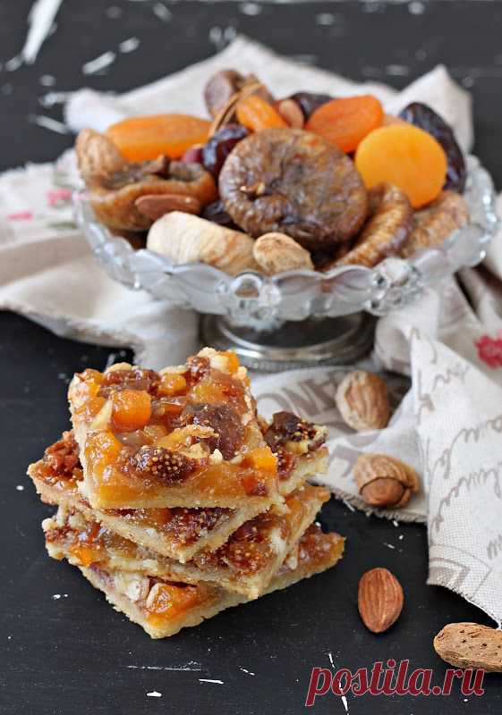 Песочная выпечка с сухофруктами и орехами.