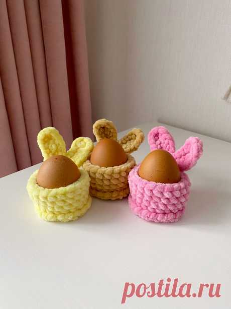 PDF Пасхальный декор крючком. FREE crochet pattern; Аmigurumi toy patterns. Амигуруми схемы и описания на русском. Вязаные игрушки и поделки своими руками #amimore - плюшевые корзинки для яиц на Пасху, пасхальный декор из плюшевой пряжи, маленькие украшения.