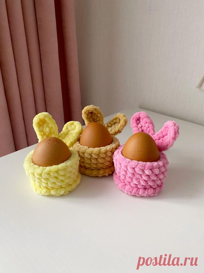 PDF Пасхальный декор крючком. FREE crochet pattern; Аmigurumi toy patterns. Амигуруми схемы и описания на русском. Вязаные игрушки и поделки своими руками #amimore - плюшевые корзинки для яиц на Пасху, пасхальный декор из плюшевой пряжи, маленькие украшения.