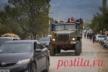 В Азербайджане сообщили о ДТП с автомобилем российских миротворцев. Автомобиль российского миротворческого контингента перевернулся и загорелся на трассе Шуша — Лачин. «Произошло дорожно-транспортное происшествие, в результате которого автомобиль марки &quot;КамАЗ&quot;, принадлежащий миротворческому контингенту (...) опрокинулся на обочину», — заявили в МЧС Азербайджана.