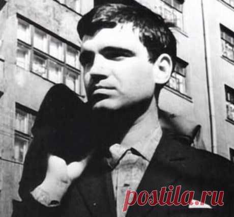 По несчастью или к счастью,

 Истина проста:
Никогда не возвращайся
В прежние места.
Даже если пепелище
Выглядит вполне,
Не найти того, что ищем,
Ни тебе, ни мне.
Путешествие в обратно
Я бы запретил,
И скажу тебе, как брату,
Душу не мути.
А не то рвану по снегу -
Кто меня вернет? -
И на валенках уеду
В сорок пятый год.
В сорок пятом угадаю,
Там, где - боже мой! -
Будет мама молодая
И отец живой.
Геннадий Фёдорович Шпаликов