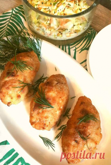 Котлеты "ТВАРДОВСКИЕ" - рецепт на 3 порции
3 куска свиной вырезки, каждый примерно по 130 граммов
90 граммов сливочного масла
150 граммов твердого сыра
соль
перец
яйцо + мука + панировочные сухари для обсыпки
растительное масло для жарки